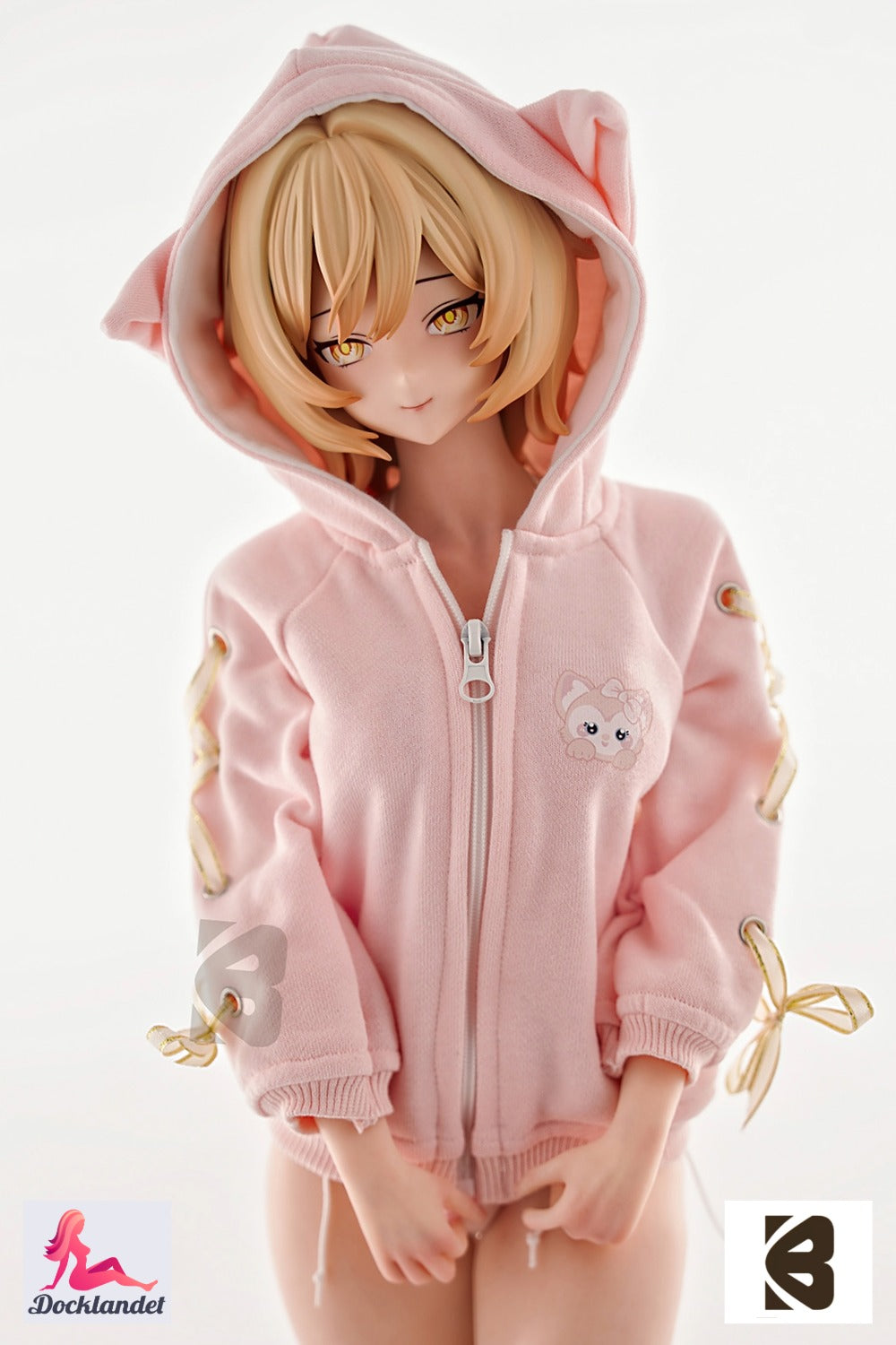 Suzuki Momomame ist eine exklusive Minipuppe der Marke BC-Doll. Eine äußerst realistische und detaillierte 61 cm lange Miniatur einer Frau. Momomame eignet sich perfekt als Wohndekoration für diejenigen unter Ihnen, die den femininen Look lieben, aber weder den Platz noch das Geld für eine Puppe in Originalgröße haben. Eine realistische Miniatur eignet sich auch gut zum Fotografieren und natürlich für diverse exotische, eher private Abenteuer und Fantasien.