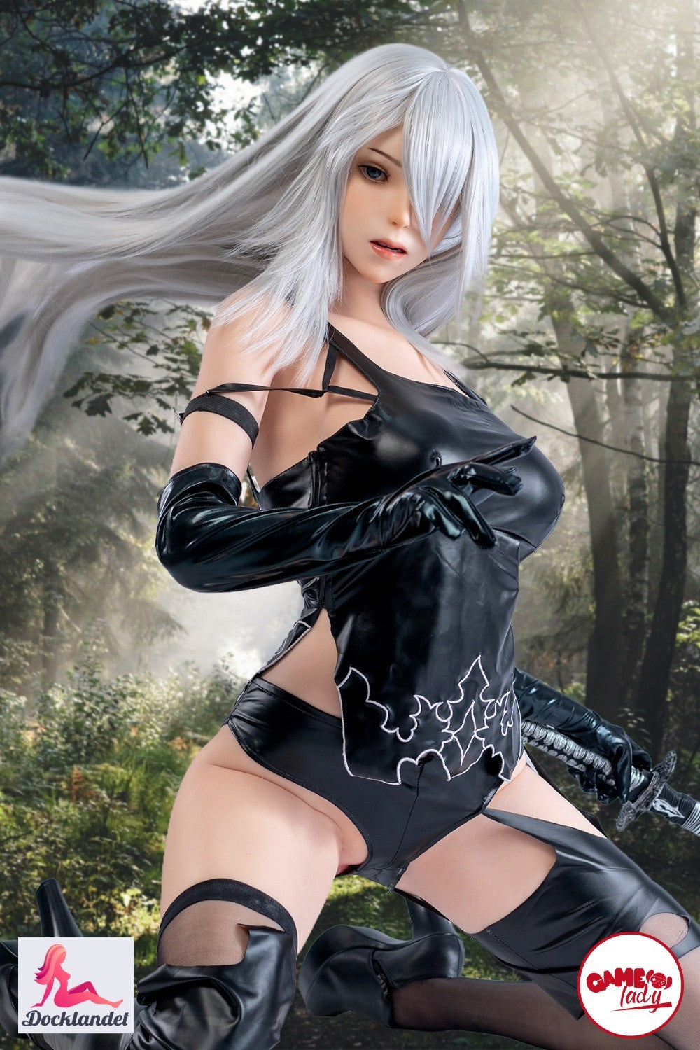 YoRHa A2 är en realistisk silikon-docka inspirerad av karaktären med samma namn från det populära spelet Nier Automata. För dig som söker en A2 sexdocka finns äntligen ett fullgott alternativ! YoRHa A2 är en cosplay-docka från märket Game Lady 171 cm lång och med bröststorlek E-kupa. Game Lady är ett etablerat märke som fokuserar på full-stora dockor med utseende och stil inspirerat av karaktärer från filmer och spel. De har sedan tidigare en annan Nier Automata docka (2B) som är väldigt populär.