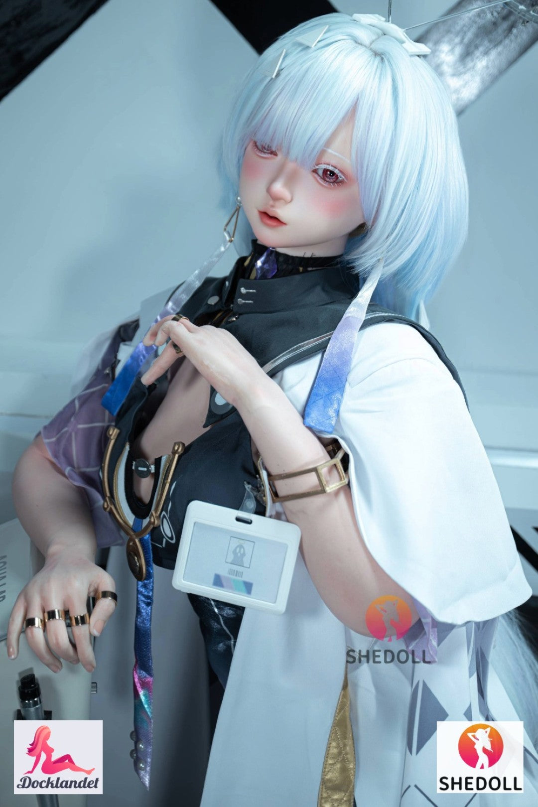 Anime realistisch SHEDOLL Puppe mit hellblauer Frisur und Cosplay-Outfit, Nahaufnahme mit lebensechten Details und Science-Fiction-Stil.