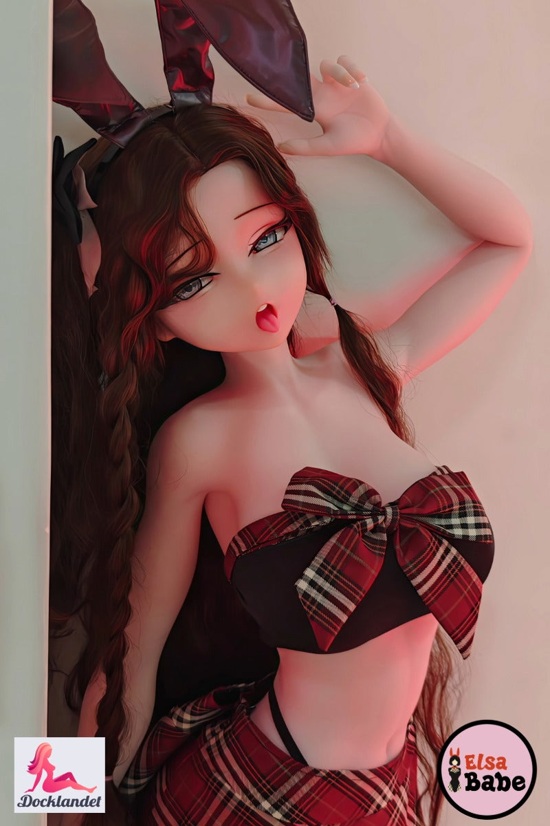 &quot;Elsa Babe 140 cm anime sexdocka i silikon med stora rosett-detaljer och svarta kaninöron, poserar i rutigt set.&quot;